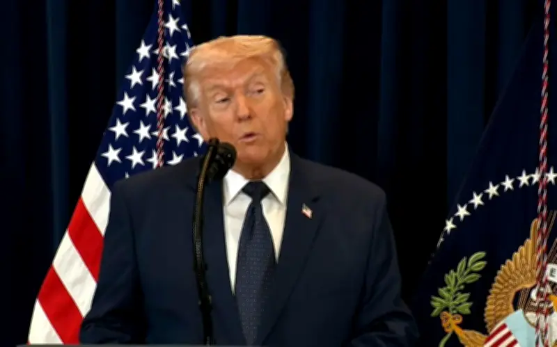 Trump amenaza a Irán con respuesta 20 veces más fuerte si bloquea el Estrecho de Ormuz