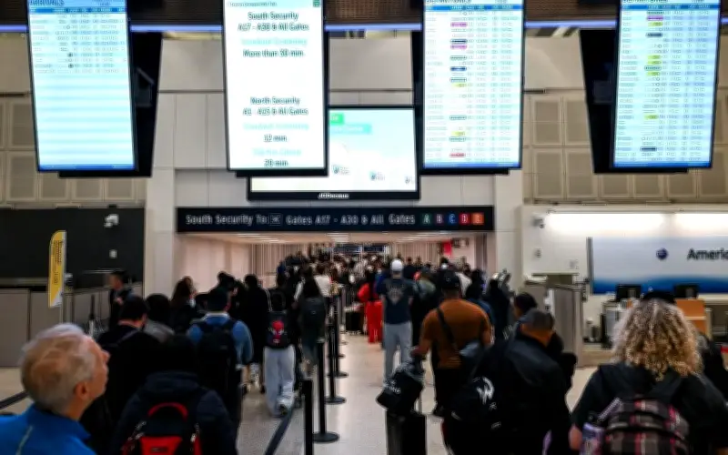 Trump amenaza con desplegar agentes de ICE en aeropuertos por bloqueo presupuestal