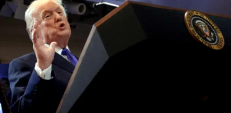 Trump amenaza con un 'golpe muy duro' a Irán este sábado y considera ampliar objetivos