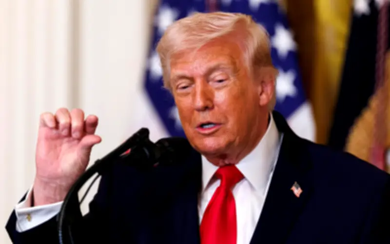 Trump califica como 'rumor' la muerte de Jameneí, pero duda de su estado de vida