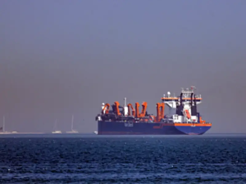 Trump evalúa medidas adicionales para contener precios de gasolina por crisis en Ormuz