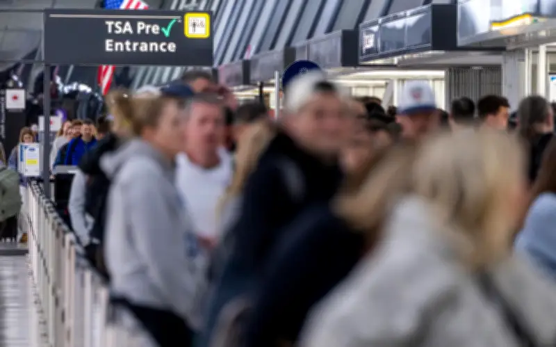 Trump firma orden ejecutiva para pagar a agentes de TSA y aliviar caos en aeropuertos de EE.UU.