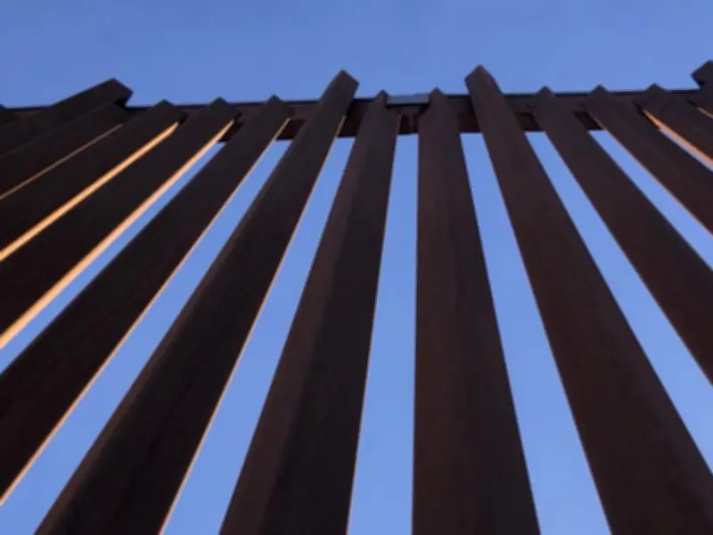 Trump planea muro negro fronterizo de 4,500 mdd; sacerdote advierte riesgos