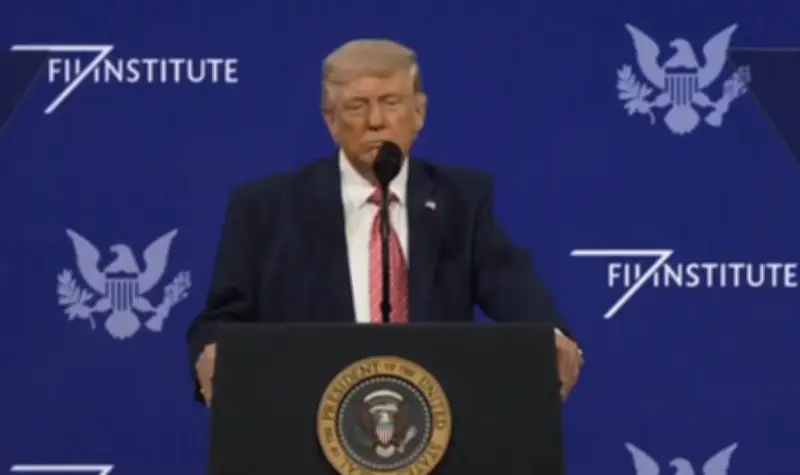 Trump se burla de Sheinbaum imitando su voz por cambio de nombre del Golfo de México