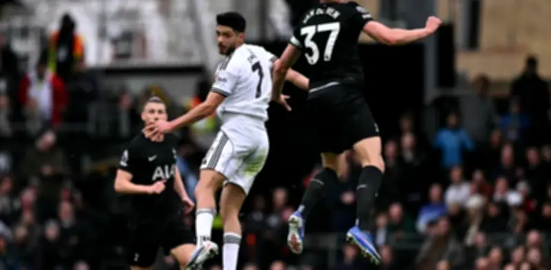Tudor acusa a Raúl Jiménez de 'trampa' en triunfo del Fulham sobre Tottenham