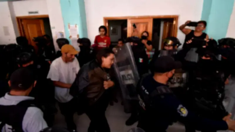 Turba intenta linchar a conductor tras atropellar a tres personas en Tlaxcala