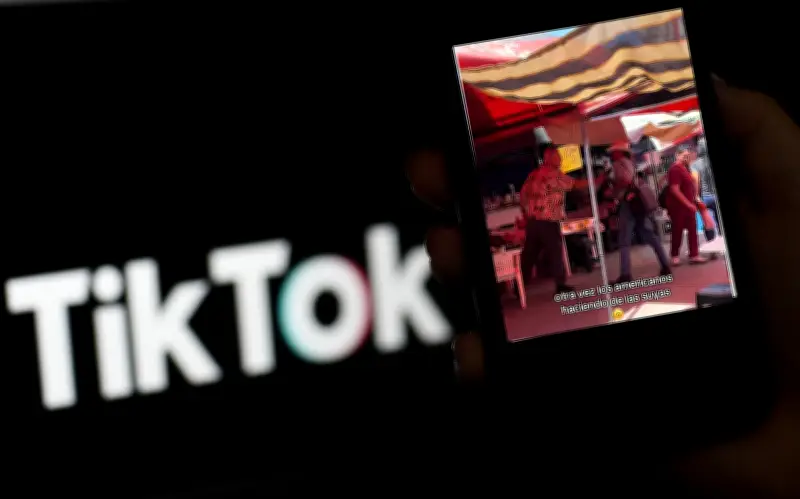 Turista estadounidense confronta a músico en tianguis de Tepic; video viral indigna