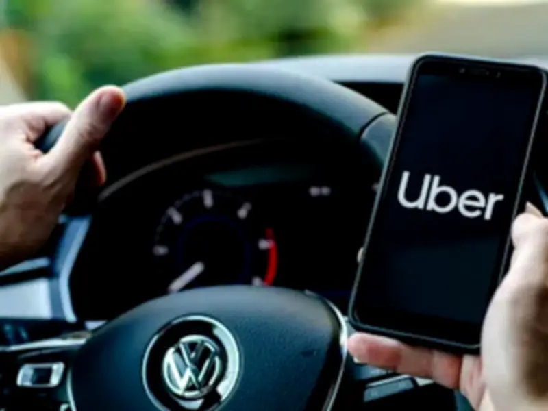 Uber triunfa: taxis de aplicación podrán operar en aeropuerto de México