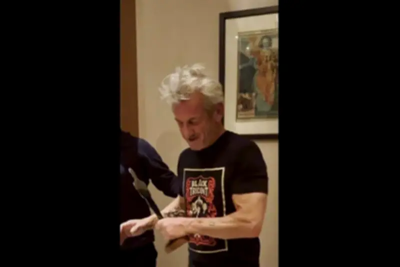 Ucrania rinde homenaje a Sean Penn con un Oscar de hierro por su apoyo en la guerra