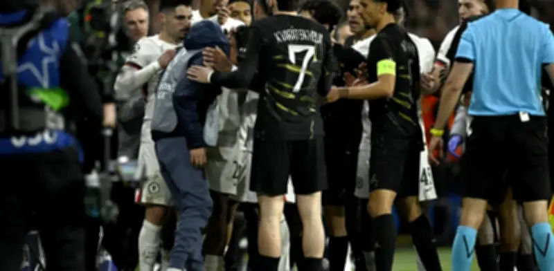 UEFA investiga a Pedro Neto tras empujar a recogepelotas en derrota del Chelsea