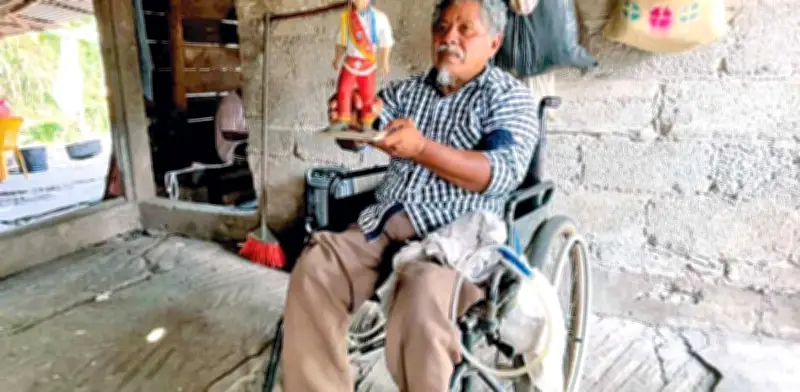 Un maestro volador enseña desde la silla de ruedas para salvar la danza totonaca en Papantla