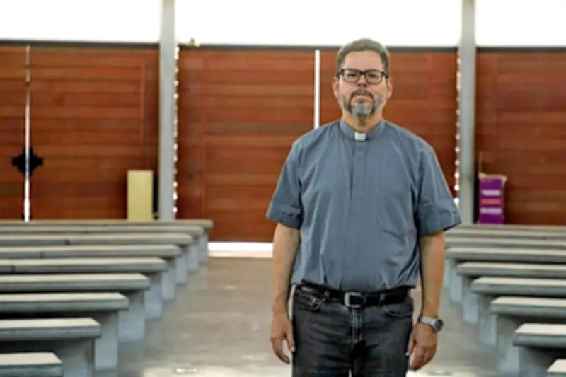 Un padre inusual: la historia de un hombre que desafía los roles tradicionales de paternidad