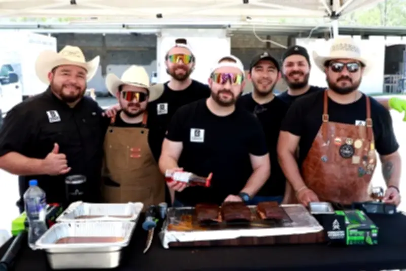 Una Tarde de Parrilla Reúne a Diversas Personalidades en un Evento Social