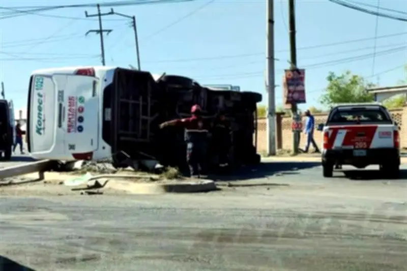 Unidad de Transporte de Personal Choca y Vuelca en Carretera, Varios Heridos Reportados