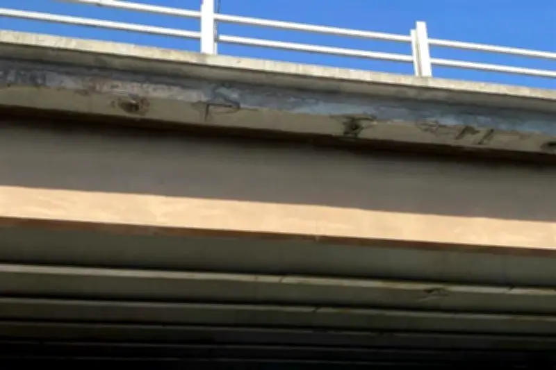 Urge reparación del puente en Avenida Barragán por riesgo de colapso estructural