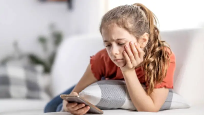 Uso Intensivo del Celular Vinculado a Trastornos Alimentarios en Adolescentes