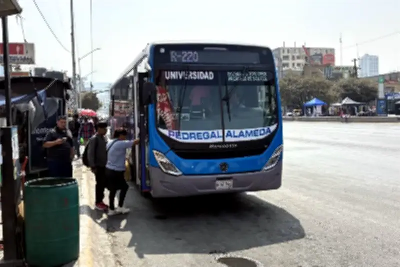 Usuarios de transporte público enfrentan cobros en efectivo hasta de $17 por ruta