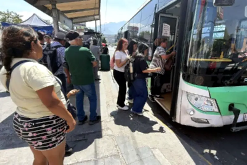 Usuarios del transporte público confundidos por ajustes en paradas de autobuses