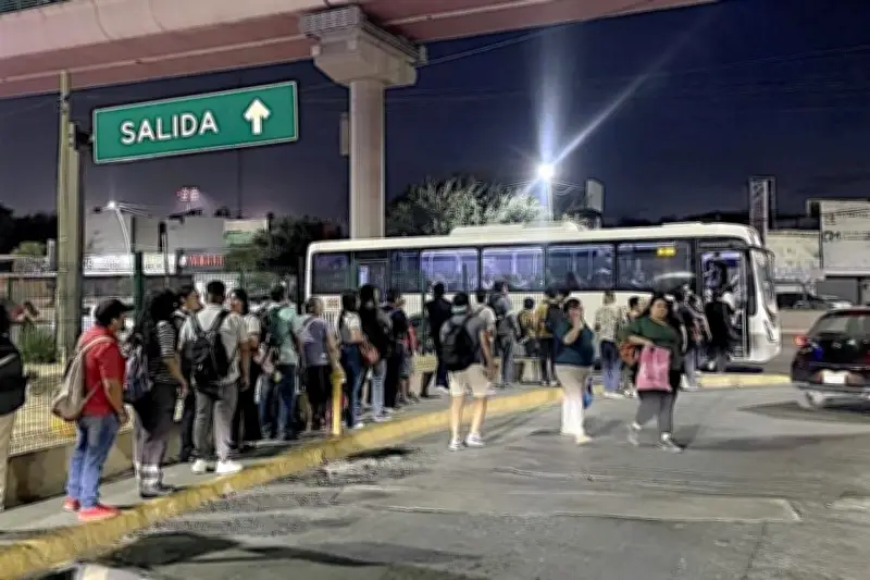 Usuarios y transportistas rechazan alza en tarifas del transporte público en México