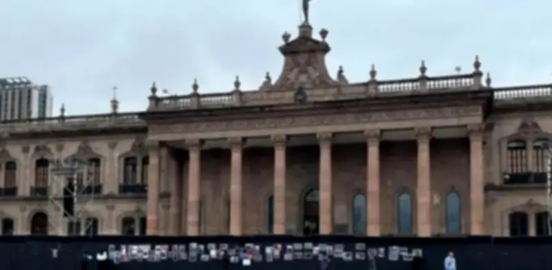 Vallas y policías blindan Palacio de Gobierno de Nuevo León antes de marcha feminista 8M