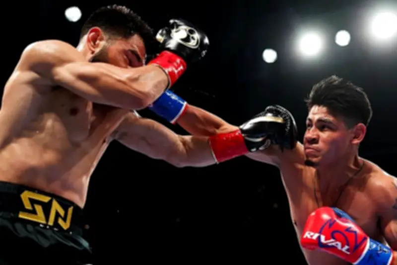 Vaquero se impone en pelea de mexicanos por el título mundial de peso supergallo