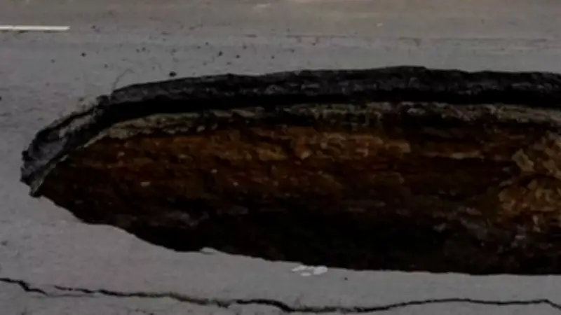 Vecinos de Acapulco convierten socavón por fuga de agua en alberca improvisada