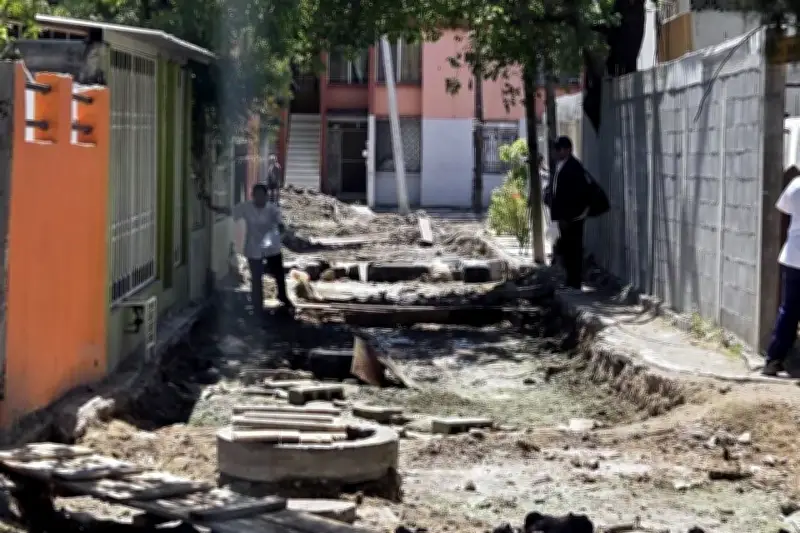 Vecinos de Escobedo indignados: reparan fugas pero dejan zanjas peligrosas