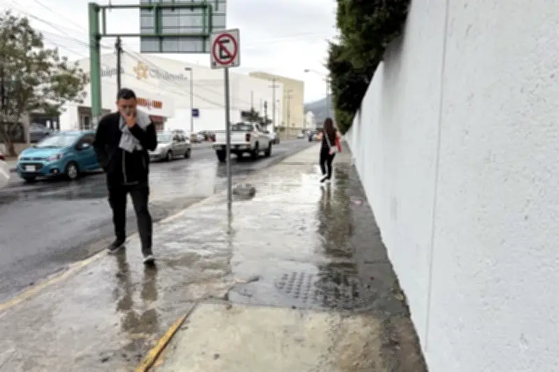 Vecinos de la Clínica 34 en Monterrey soportan fuga de drenaje en zona peatonal