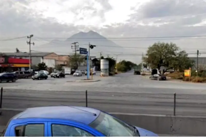 Vecinos de Monterrey exigen respuestas sobre olores fétidos persistentes