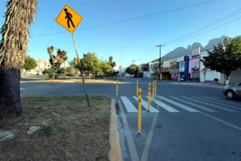 Vecinos de Real de Cumbres exigen reubicación de bolardos por riesgo vial