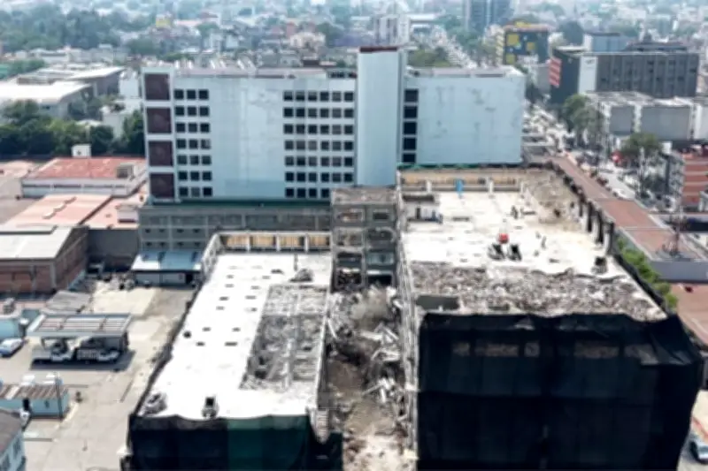 Vecinos de San Antonio Abad se enfrentan por autorización de demolición en el barrio