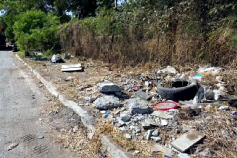 Vecinos denuncian que banqueta se convierte en tiradero de escombro ilegal