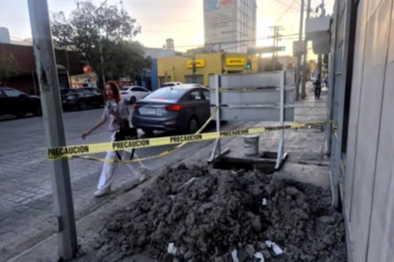 Vecinos denuncian tiradero de escombros tras reparación de tubería en Monterrey