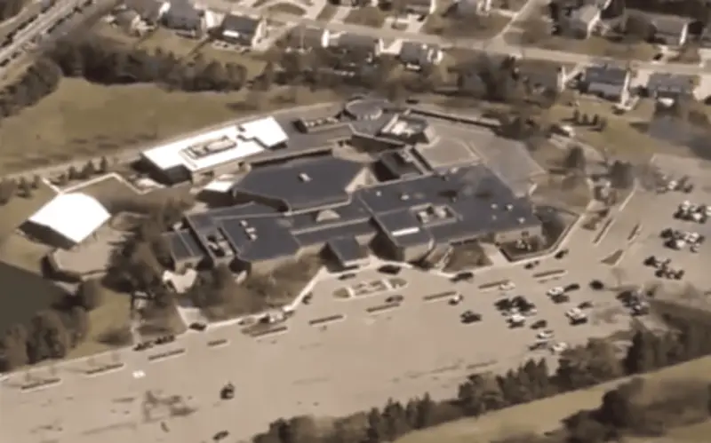 Vehículo embiste sinagoga en Michigan; FBI responde a posible tirador activo