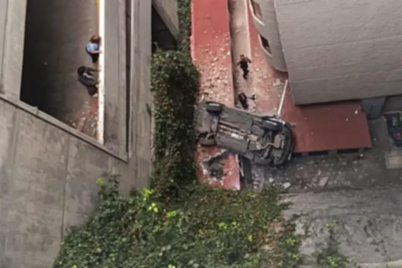 Vehículo se desploma desde 10 metros en Cuajimalpa; rescatan a tres ocupantes