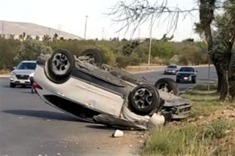 Vehículo vuelca en Paseo de los Leones: reportan heridos y caos vial