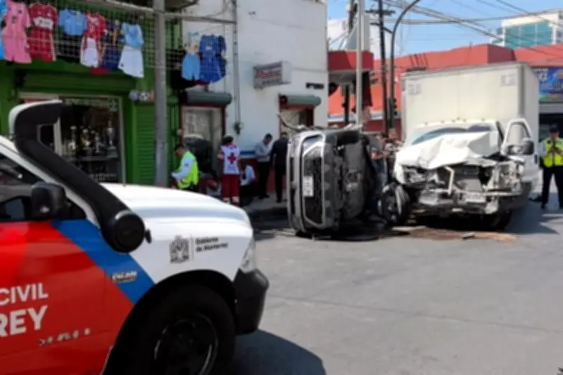 Vehículo vuelca tras fuerte choque en el centro de Monterrey