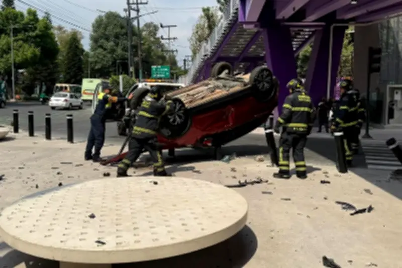 Vehículo Vuelca y Acaba Sobre Bolardos en Avenida de Coyoacán