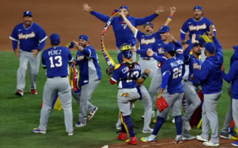 Venezuela remonta y vence a Italia para alcanzar la final del Clásico Mundial de Béisbol