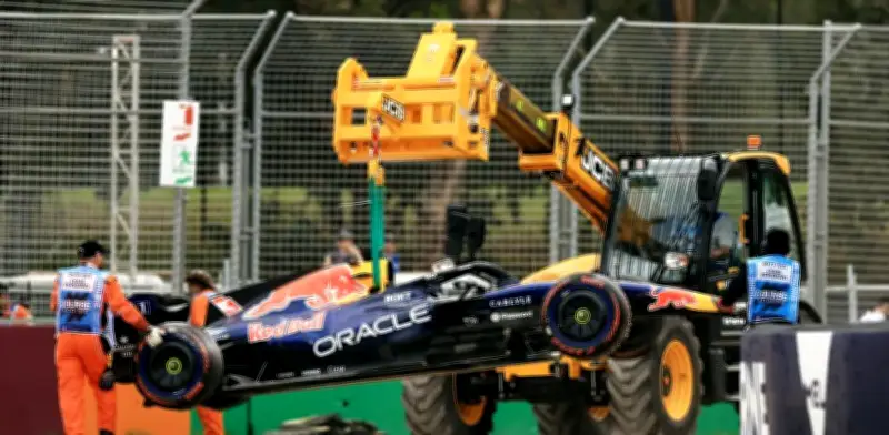 Verstappen Sufre Choque en Australia: Sin Fracturas pero con Misteriosa Falla Técnica