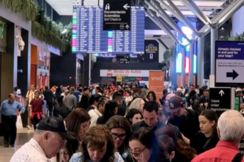 Viajeros enfrentan largas filas y retrasos en el Aeropuerto Internacional de la Ciudad de México