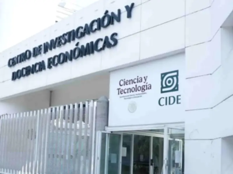 Viajes de lujo políticos vs. asfixia académica: Sheinbaum debe autorizar cada comisión internacional