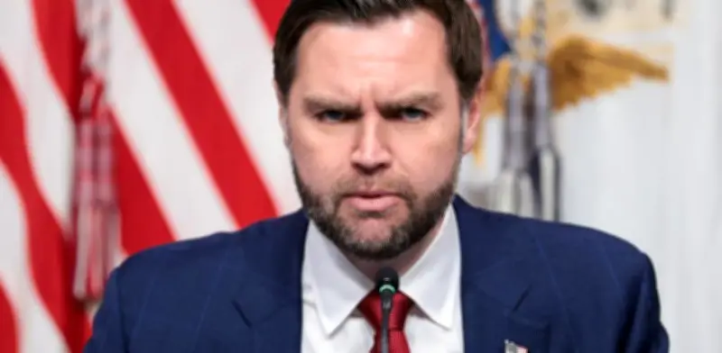 Vicepresidente de EU promete revisar archivos OVNI y los califica como "demonios"