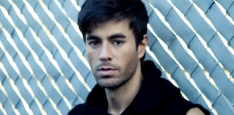 Video de Enrique Iglesias con su bebé de 3 meses genera debate sobre desarrollo infantil