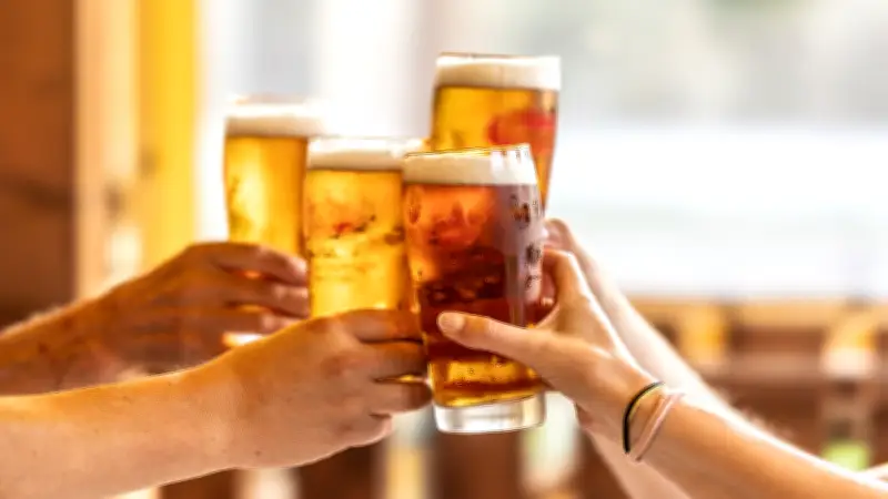 Video de niños consumiendo cerveza en cabalgata de Puebla genera indignación social