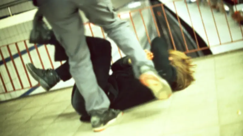 Video viral capta brutal agresión a guardia de seguridad en Santa Catarina, Nuevo León