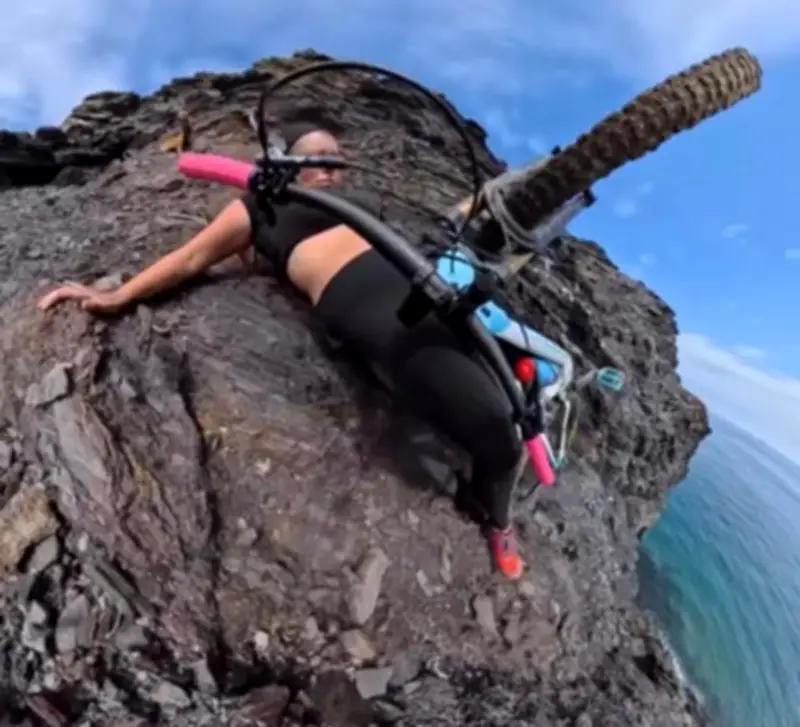 Video viral de ciclista Cecilia Sopeña casi cae en barranco sin casco