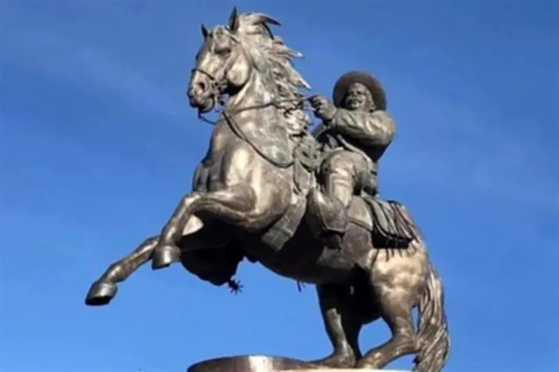 Villegas traslada estatua de Pancho Villa a su tierra natal en Durango