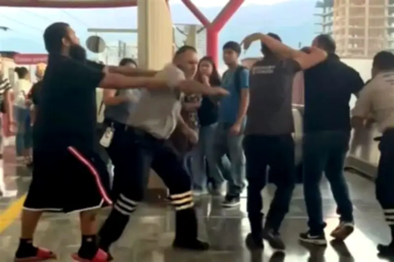 Violenta Pelea en Línea 3 del Metro: Policía Captura a Dos Implicados