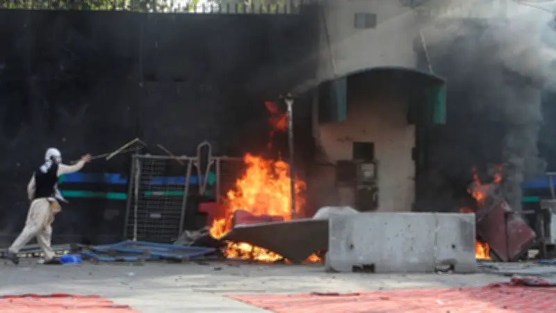 Violentos intentos de asalto a sedes diplomáticas de EE.UU. en Irak y Pakistán dejan 17 muertos